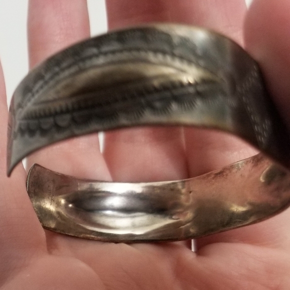 Stunner! vtg unsigned Southwestern cuff bracelet - Picture 3 of 11